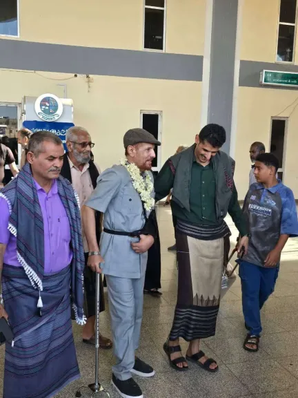 بعد رحلة علاج في القاهرة.. ”عميد الأسرى الجنوبيين” يعود إلى عدن واستقبال ”تاريخي” يلفت الأنظار